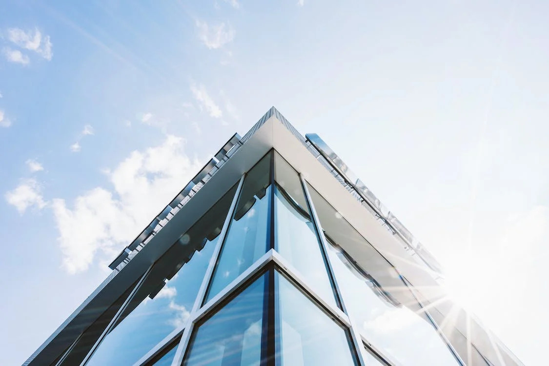 Bürogebäude mit großer Glasfassade von außen
